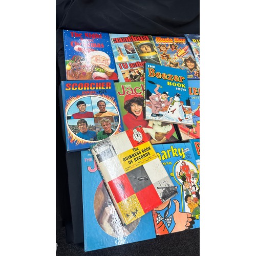 112 - Selection of vintage hard back annuals to include Beezer etc