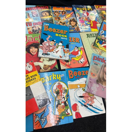 112 - Selection of vintage hard back annuals to include Beezer etc