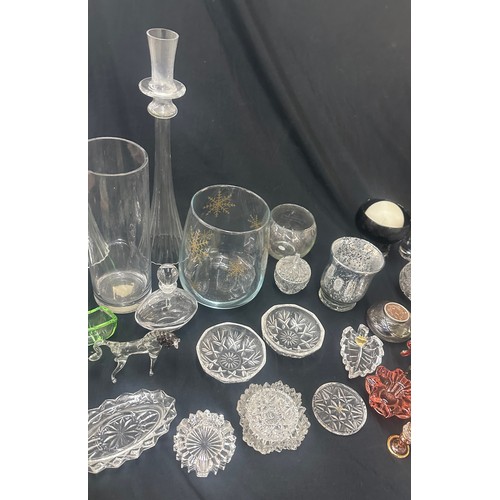 140A - Selection of assorted glassware items to include ornaments, bowls etc