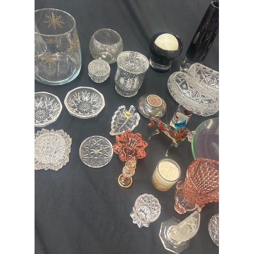 140A - Selection of assorted glassware items to include ornaments, bowls etc