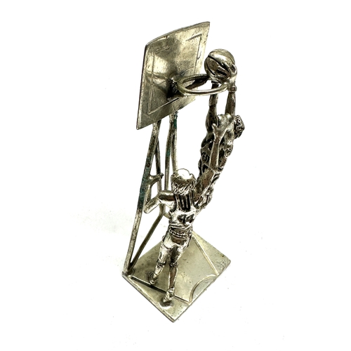 90 - Novelty silver miniature of basketball figures measures approx 8.5cm weight 52g