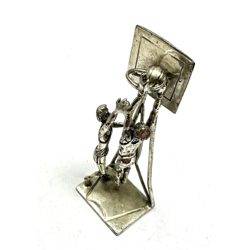 90 - Novelty silver miniature of basketball figures measures approx 8.5cm weight 52g