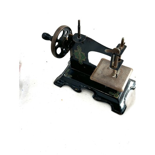 216 - Vintage miniature sewing machine and a vintage manicure set