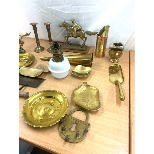 249 - Selection of vintage and later brassware