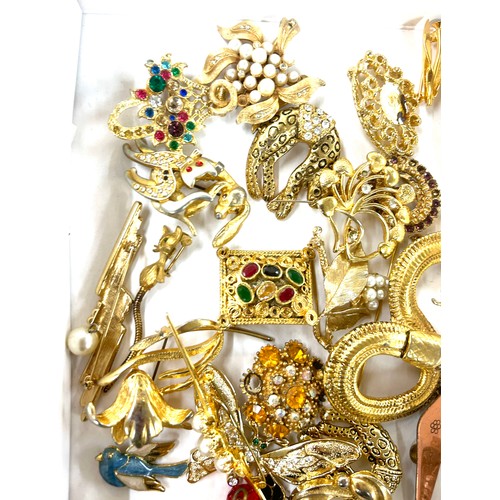 435 - Selection of gold tone ladies costume brooches to include some named pieces