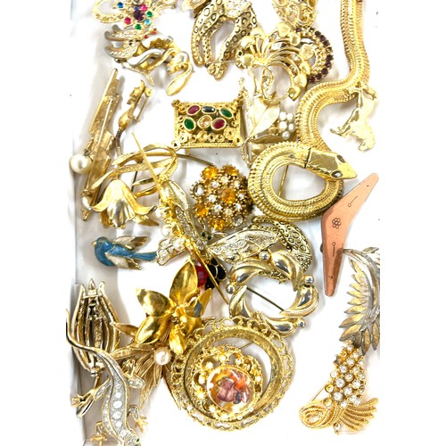 435 - Selection of gold tone ladies costume brooches to include some named pieces