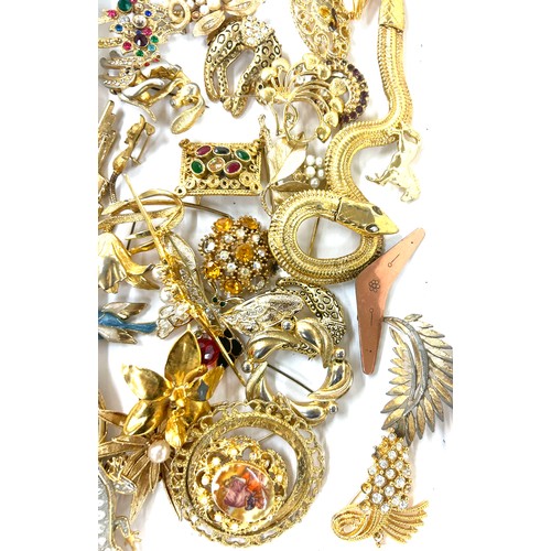 435 - Selection of gold tone ladies costume brooches to include some named pieces