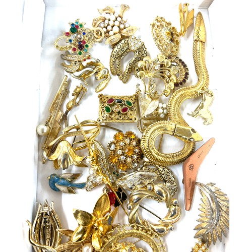 435 - Selection of gold tone ladies costume brooches to include some named pieces