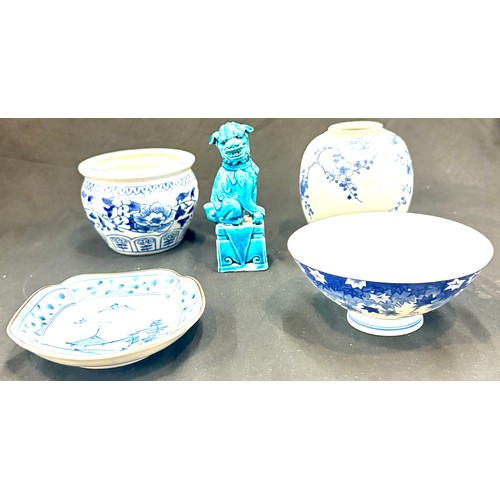 583 - Selection of blue and white oriental porcelain to include small foo dog, bowl, lidded jar however mi... 