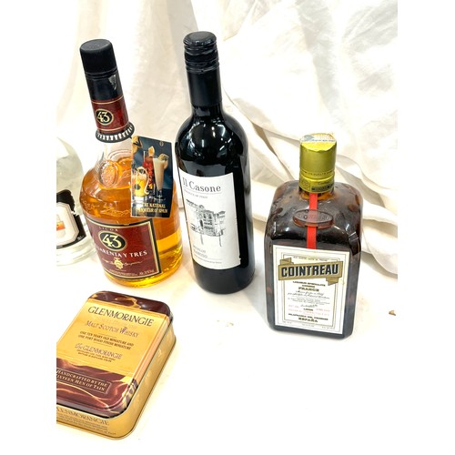 593 - Selection of sealed alcohol includes Glenmorangie, Cointreau, Licor 43 Cuarenta y Tres etc