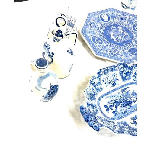 184 - Selection of vintage blue and white porcelain pieces to include oriental, Spode, some signed pieces ... 