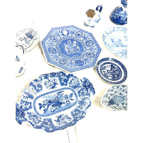 184 - Selection of vintage blue and white porcelain pieces to include oriental, Spode, some signed pieces ... 