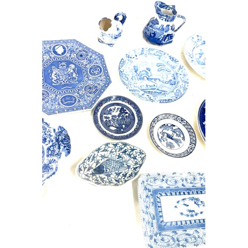 184 - Selection of vintage blue and white porcelain pieces to include oriental, Spode, some signed pieces ... 