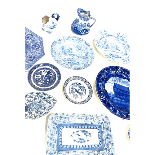 184 - Selection of vintage blue and white porcelain pieces to include oriental, Spode, some signed pieces ... 