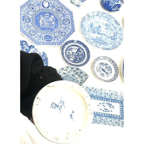 184 - Selection of vintage blue and white porcelain pieces to include oriental, Spode, some signed pieces ... 