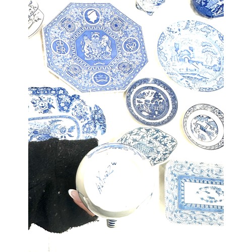 184 - Selection of vintage blue and white porcelain pieces to include oriental, Spode, some signed pieces ... 