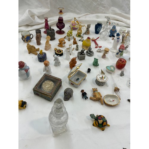 192 - Large selection of vintage and later trinket items includes Scent bottles etc