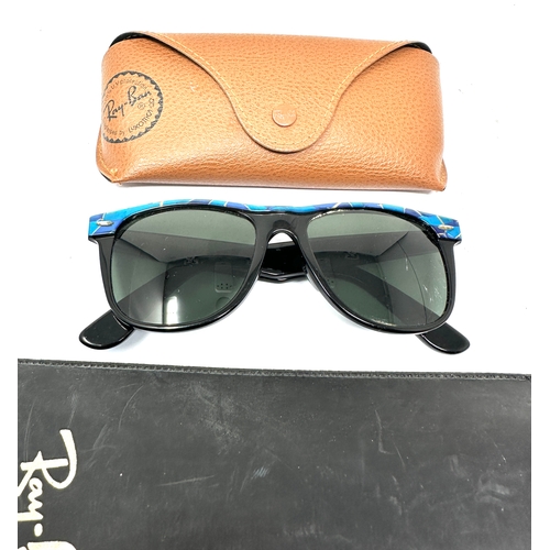 380 - 2 ray-ban sunglasses used condition cased