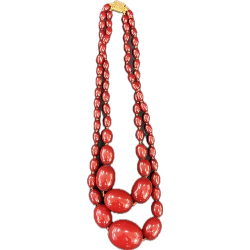 462 - Set ladies vintage bakelite double strand bead necklace, largest bead measures 3.5 x 3cm, overall we... 