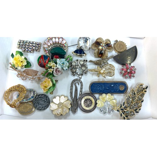 436 - Selection of vintage and later brooches