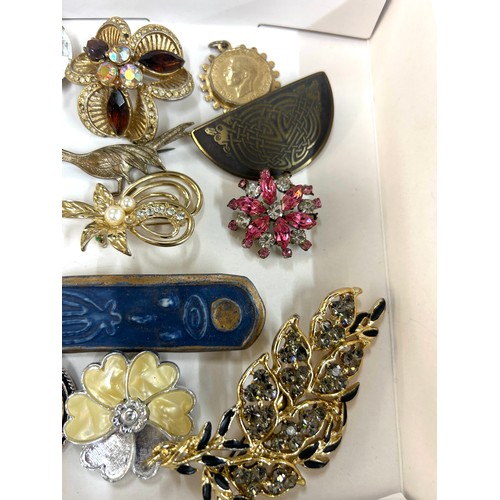 436 - Selection of vintage and later brooches