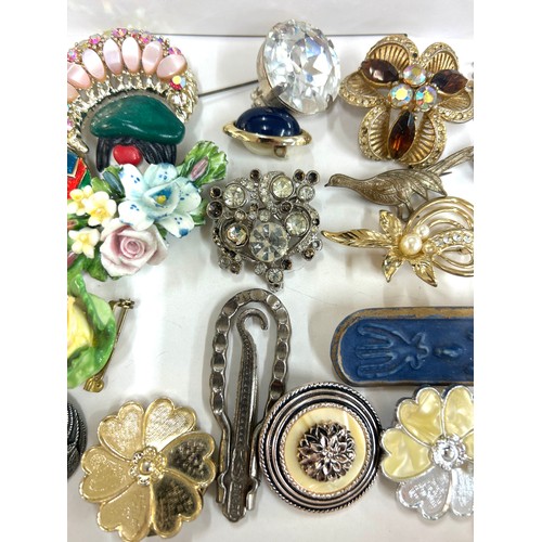 436 - Selection of vintage and later brooches