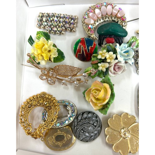 431 - Selection of vintage and later brooches