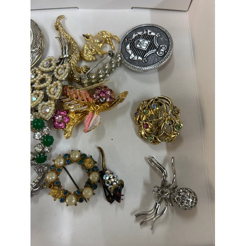 432 - Selection of vintage and later brooches