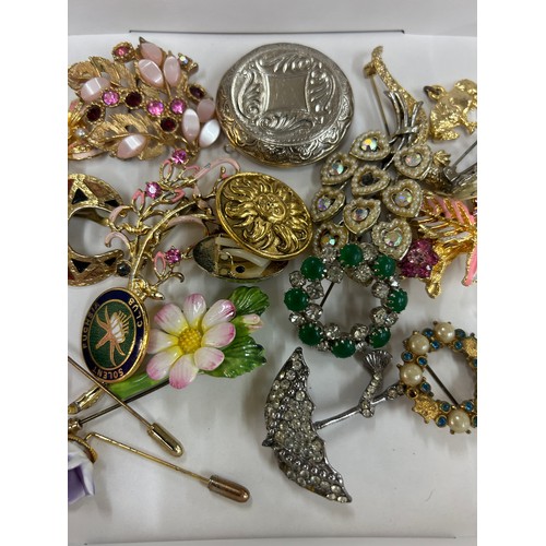 432 - Selection of vintage and later brooches