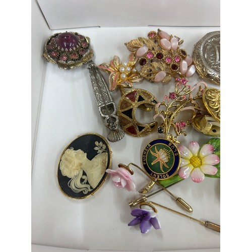 432 - Selection of vintage and later brooches