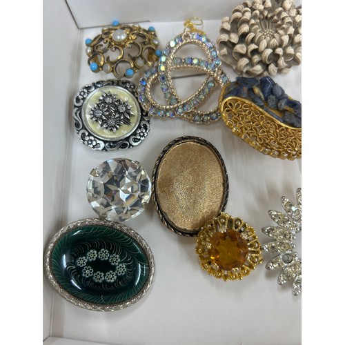 422 - Selection of vintage and later brooches