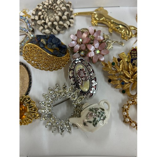 422 - Selection of vintage and later brooches