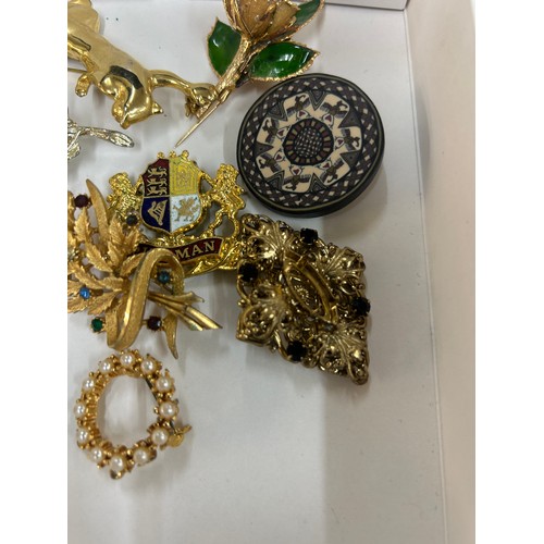 422 - Selection of vintage and later brooches