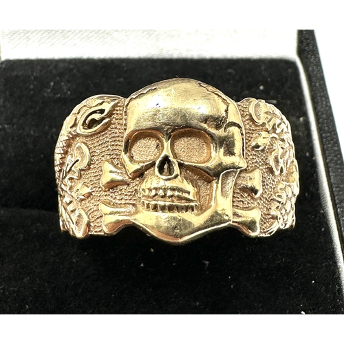 399 - Vintage gents 9ct gold skull & crossbones ring weight 8g