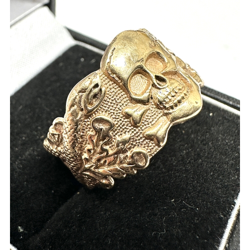 399 - Vintage gents 9ct gold skull & crossbones ring weight 8g