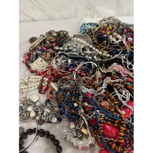 450 - 5kg of assorted costume jewellery