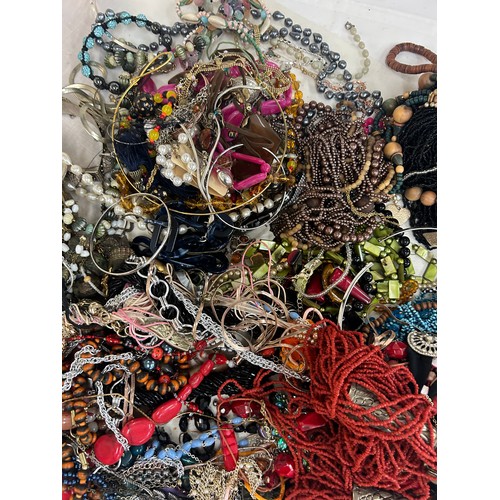 450 - 5kg of assorted costume jewellery