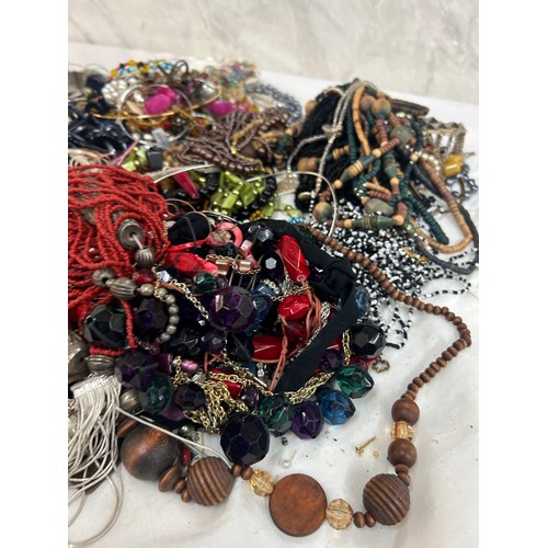 450 - 5kg of assorted costume jewellery