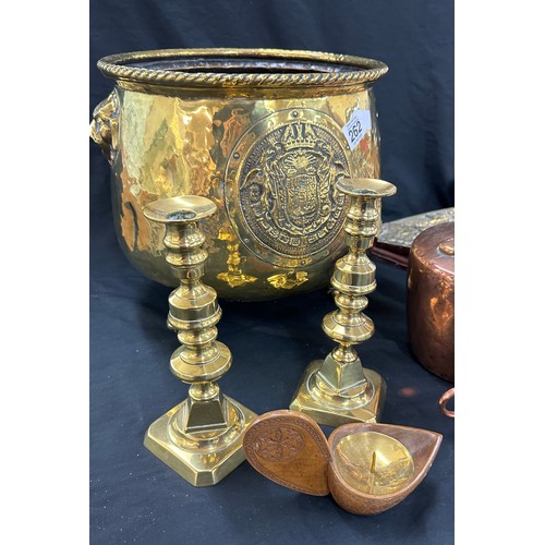 262 - Selection of brass and copper items to include a kettle, coal holder etc