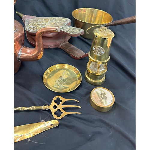 262 - Selection of brass and copper items to include a kettle, coal holder etc