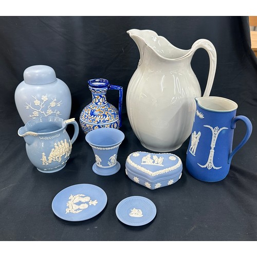 122 - Selection of vintage porcelain items to include Wedgwood jugs, trinkets etc , all as found