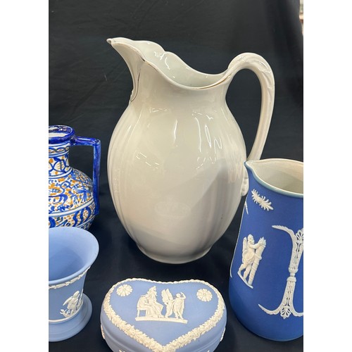 122 - Selection of vintage porcelain items to include Wedgwood jugs, trinkets etc , all as found