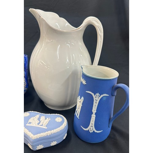 122 - Selection of vintage porcelain items to include Wedgwood jugs, trinkets etc , all as found