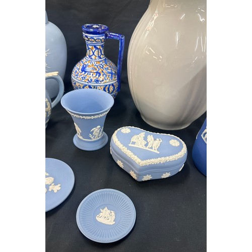 122 - Selection of vintage porcelain items to include Wedgwood jugs, trinkets etc , all as found