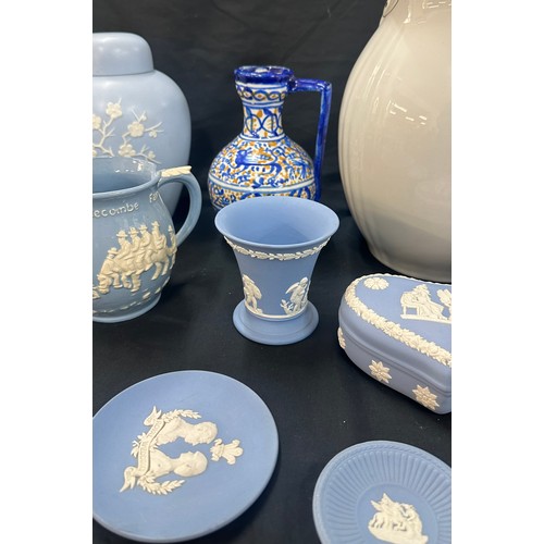 122 - Selection of vintage porcelain items to include Wedgwood jugs, trinkets etc , all as found