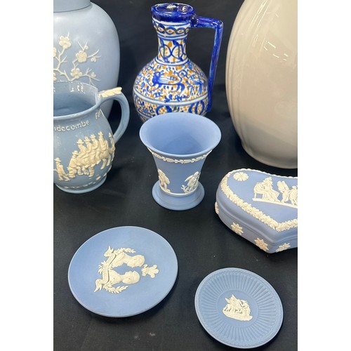 122 - Selection of vintage porcelain items to include Wedgwood jugs, trinkets etc , all as found