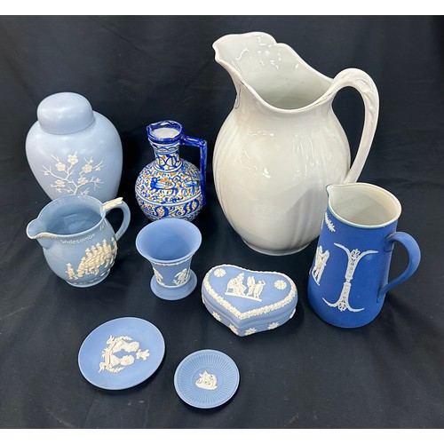 122 - Selection of vintage porcelain items to include Wedgwood jugs, trinkets etc , all as found