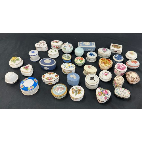 82 - Selection of assorted trinkets includes Royal Albert, Wedgwood etc