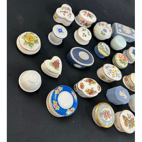 82 - Selection of assorted trinkets includes Royal Albert, Wedgwood etc