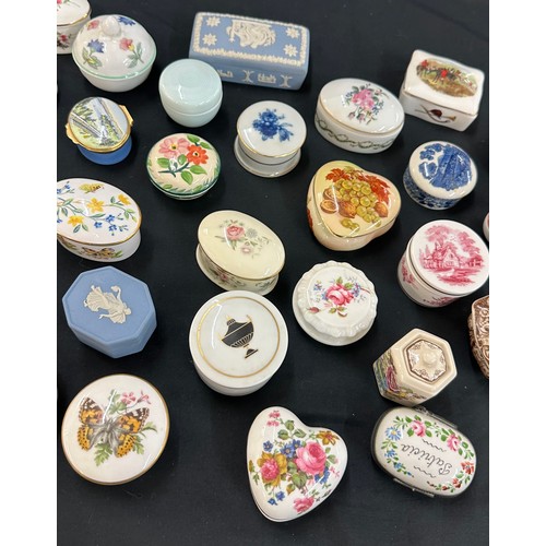 82 - Selection of assorted trinkets includes Royal Albert, Wedgwood etc